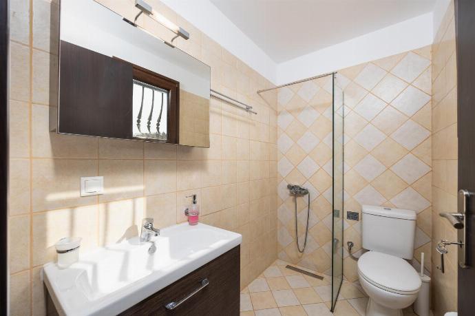 En suite bathroom with shower . - Villa Ariadne . (Photo Gallery) }}