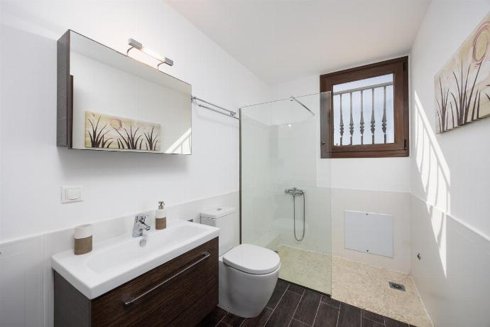 Family bathroom with shower . - Villa Ariadne . (Photo Gallery) }}