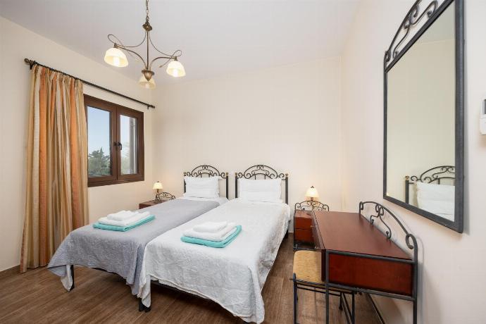 Twin bedroom with A/C . - Villa Ariadne . (Photo Gallery) }}