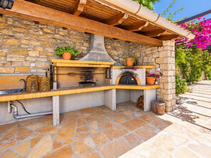 BBQ area . - Villa Ariadne . (Photo Gallery) }}