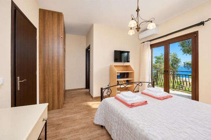 Double bedroom with en suite bathroom, A/C, and TV . - Villa Ariadne . (Photo Gallery) }}