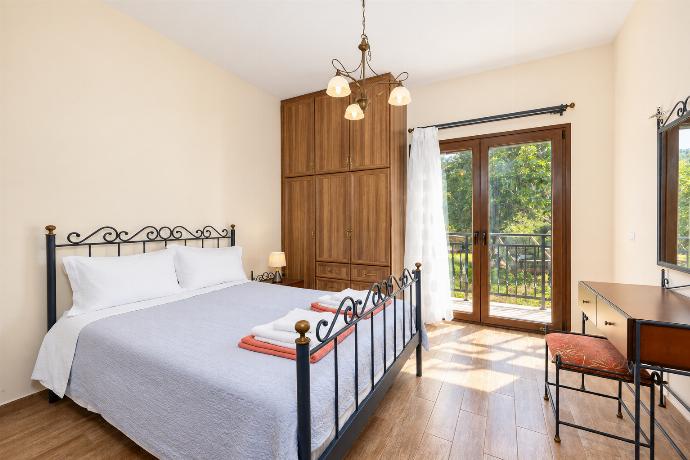 Double bedroom with en suite bathroom and A/C . - Villa Ariadne . (Photo Gallery) }}