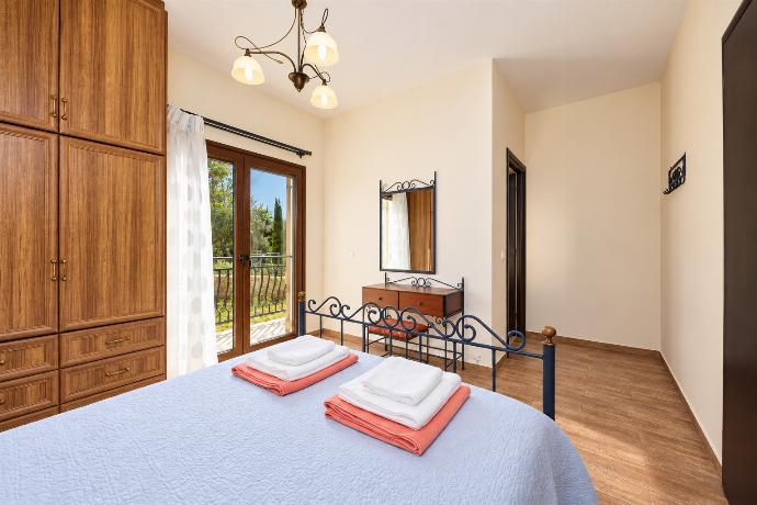 Double bedroom with en suite bathroom and A/C . - Villa Ariadne . (Photo Gallery) }}