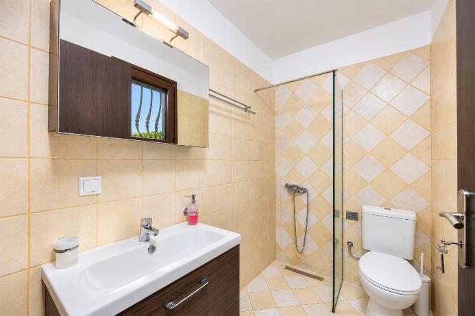 En suite bathroom with shower . - Villa Ariadne . (Photo Gallery) }}