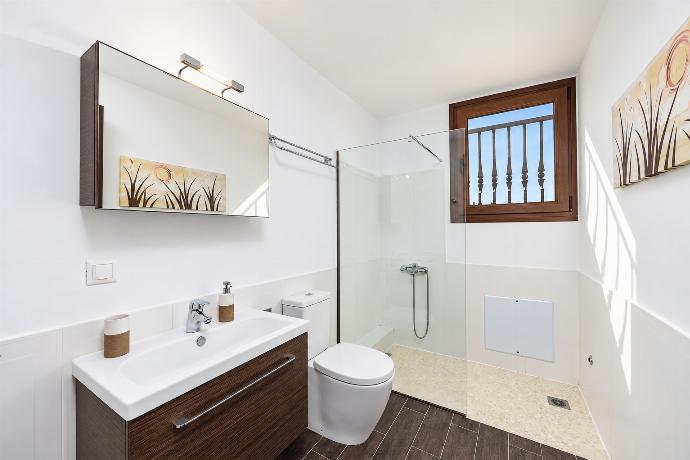 Family bathroom with shower . - Villa Ariadne . (Photo Gallery) }}