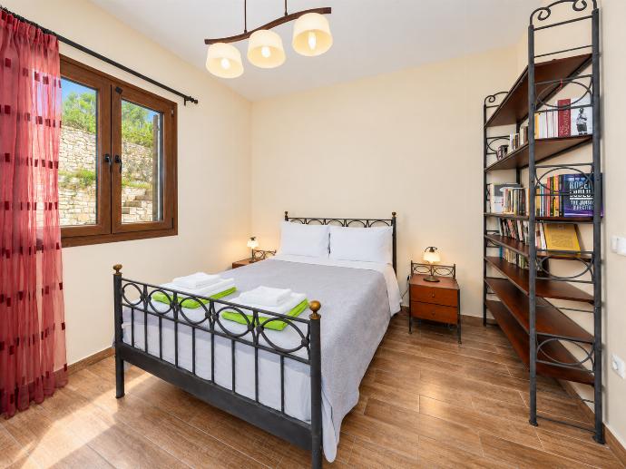 Double bedroom with A/C . - Villa Ariadne . (Photo Gallery) }}