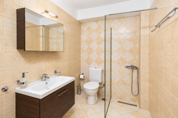 Family bathroom with shower . - Villa Ariadne . (Photo Gallery) }}