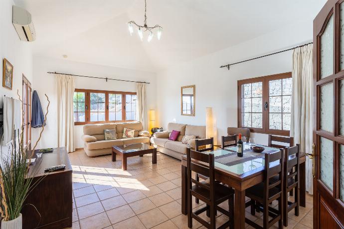 Living room with sofas, dining area, A/C, WiFi internet, and satellite TV . - Villa El Callao . (Fotogalerie) }}
