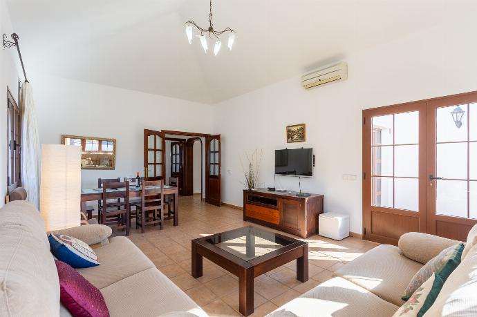 Living room with sofas, dining area, A/C, WiFi internet, and satellite TV . - Villa El Callao . (Fotogalerie) }}