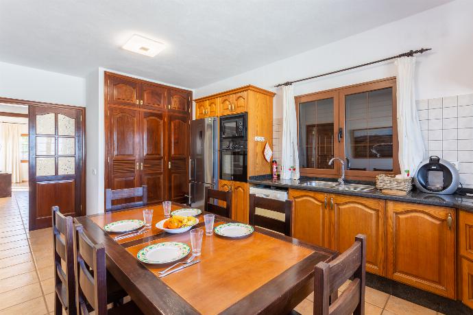 Equipped kitchen with dining area . - Villa El Callao . (Fotogalerie) }}