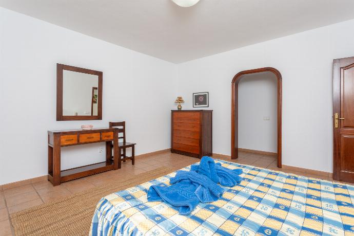 Double bedroom with en suite bathroom, A/C, and sea views . - Villa El Callao . (Fotogalerie) }}