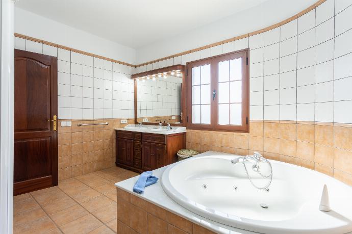 En suite bathroom with jacuzzi and shower . - Villa El Callao . (Fotogalerie) }}