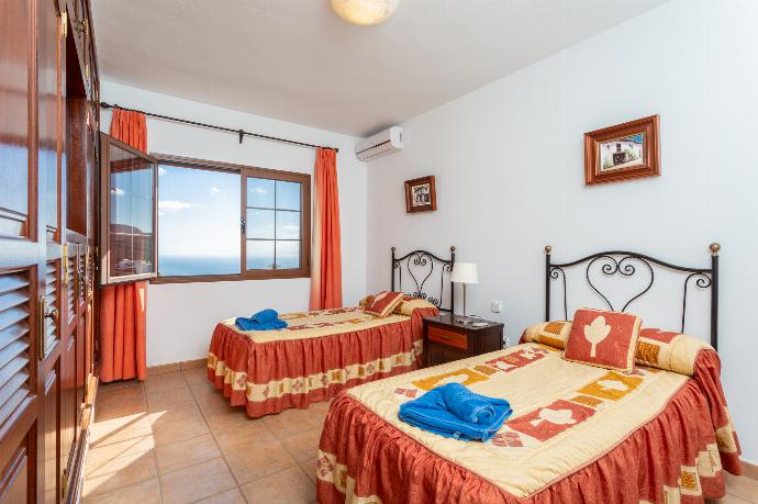 Twin bedroom with A/C and sea views . - Villa El Callao . (Fotogalerie) }}