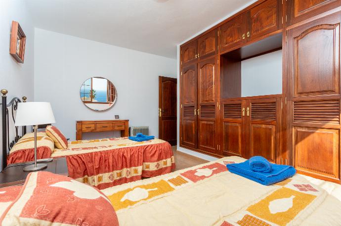Twin bedroom with A/C and sea views . - Villa El Callao . (Fotogalerie) }}