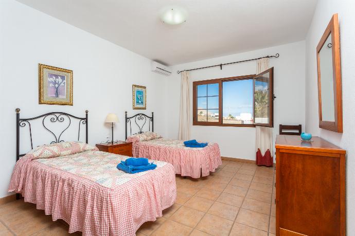 Twin bedroom with A/C . - Villa El Callao . (Fotogalerie) }}