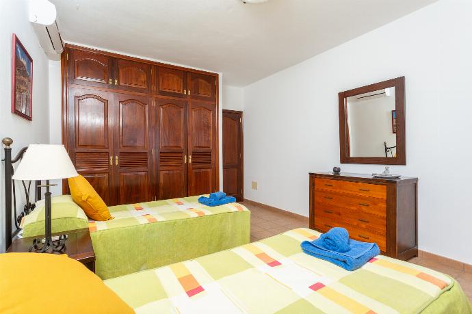 Twin bedroom with A/C . - Villa El Callao . (Fotogalerie) }}