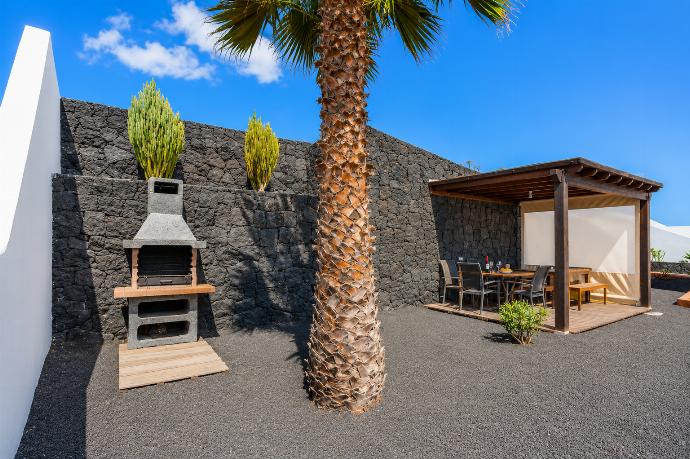 Garden area with BBQ . - Villa El Callao . (Galleria fotografica) }}
