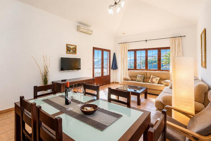 Living room with sofas, dining area, A/C, WiFi internet, and satellite TV . - Villa El Callao . (Galleria fotografica) }}