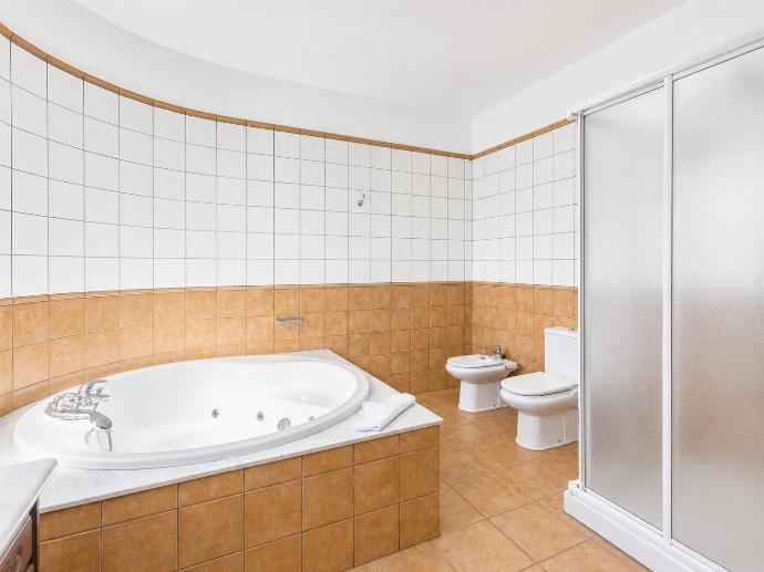 En suite bathroom with jacuzzi and shower . - Villa El Callao . (Galleria fotografica) }}