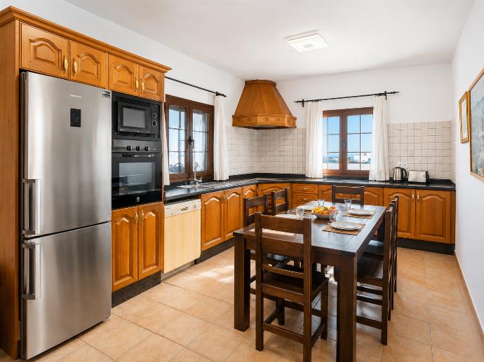 Equipped kitchen with dining area . - Villa El Callao . (Galleria fotografica) }}