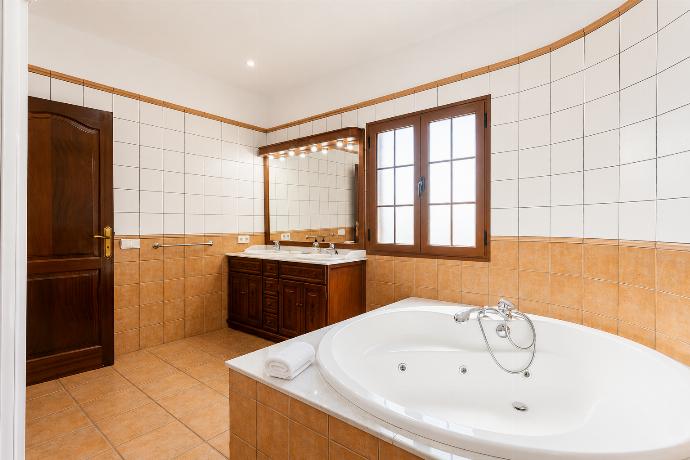 En suite bathroom with jacuzzi and shower . - Villa El Callao . (Galleria fotografica) }}