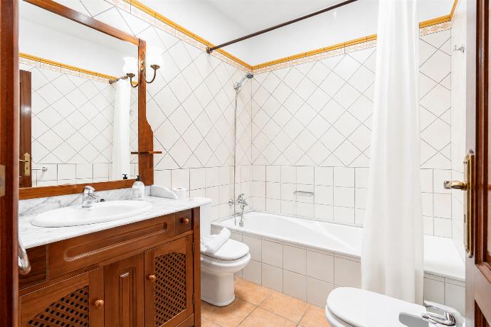 Family bathroom with bath and shower . - Villa El Callao . (Galleria fotografica) }}
