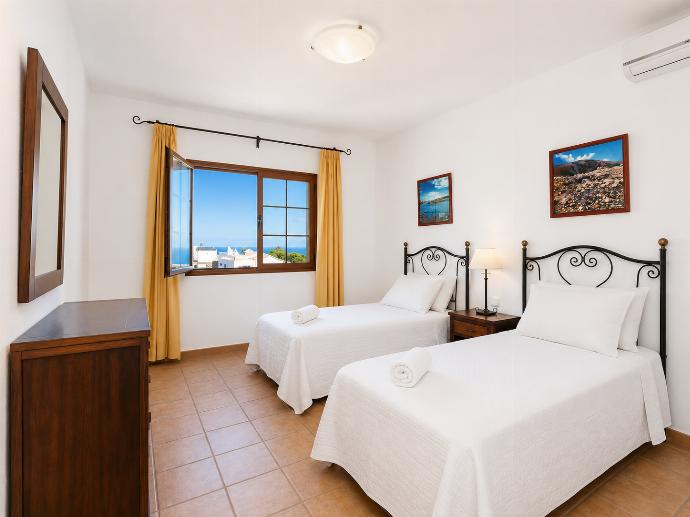 Twin bedroom with A/C . - Villa El Callao . (Galleria fotografica) }}