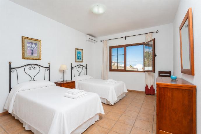 Twin bedroom with A/C . - Villa El Callao . (Galleria fotografica) }}