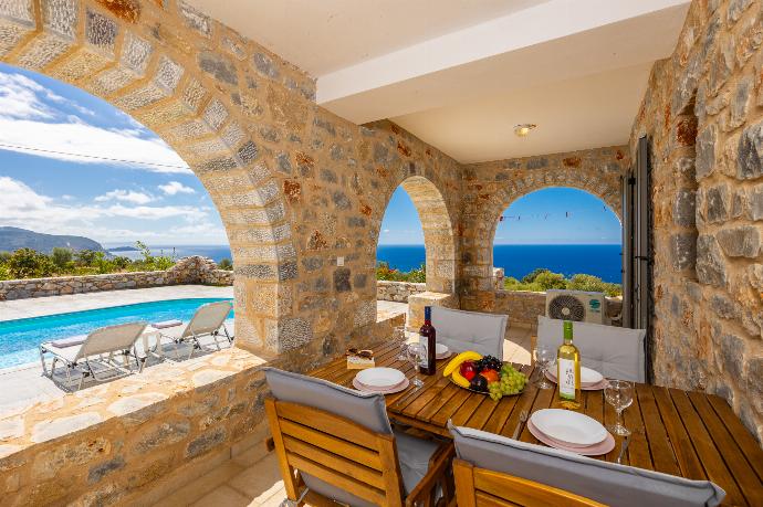 Sheltered terrace area . - Villa Dioni Ena . (Photo Gallery) }}