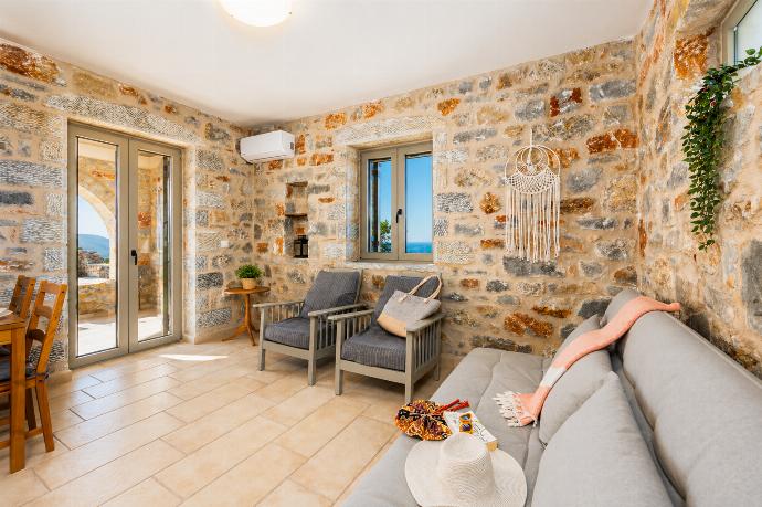  . - Villa Dioni Ena . (Photo Gallery) }}