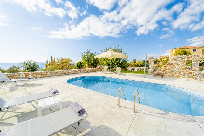  . - Villa Dioni Tria . (Photo Gallery) }}
