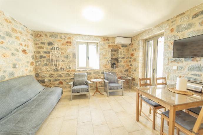 . - Villa Dioni Tria . (Photo Gallery) }}