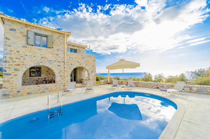  . - Villa Dioni Tria . (Photo Gallery) }}