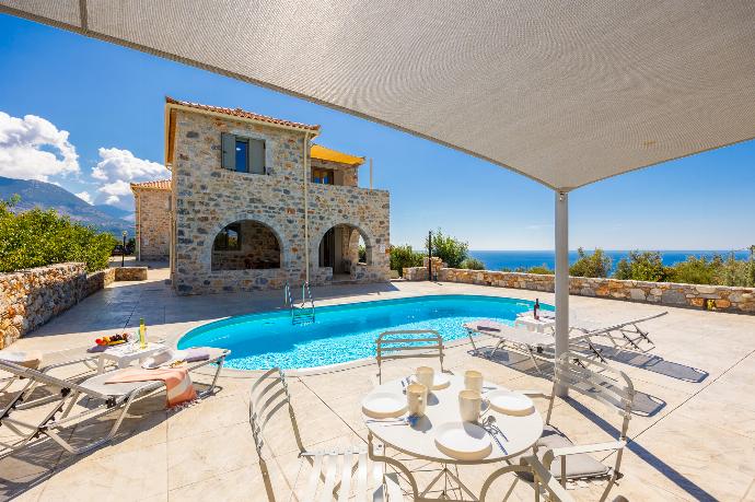 Sheltered terrace area . - Villa Dioni Tria . (Photo Gallery) }}