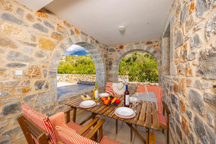 Sheltered terrace area . - Villa Dioni Tria . (Photo Gallery) }}