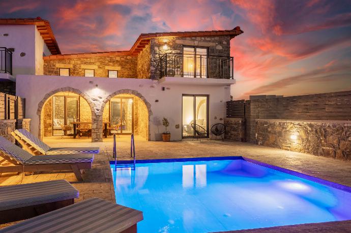 Night view . - La Casa Di Pietre 3 . (Photo Gallery) }}