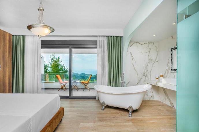 Double en suite bedroom  . - Epta Villas Thio . (Photo Gallery) }}