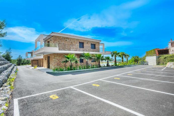 Parking area . - Epta Villas Thio . (Photo Gallery) }}