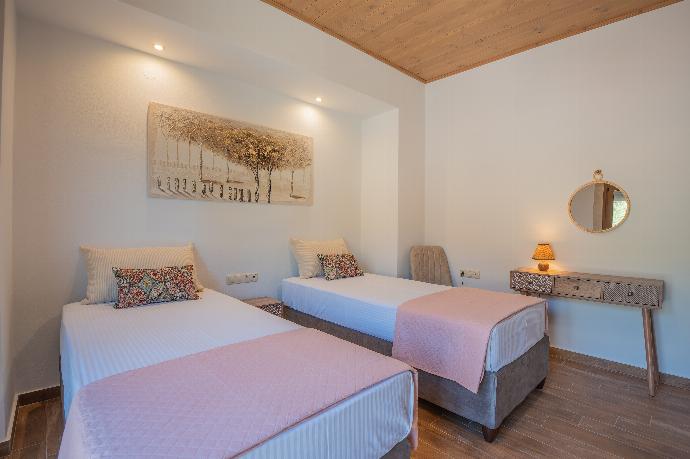  . - Villa Koupos . (Galería de imágenes) }}