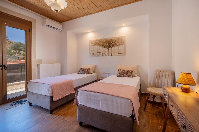  . - Villa Koupos . (Galería de imágenes) }}