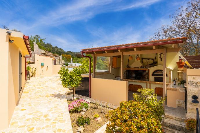 Terrace area . - Villa Koupos . (Photo Gallery) }}