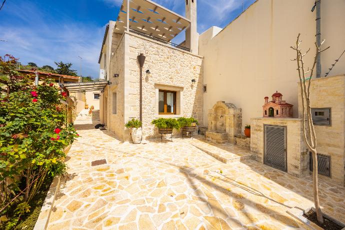 Terrace area . - Villa Koupos . (Photo Gallery) }}