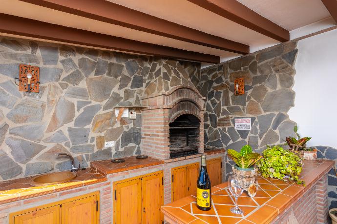 Sheltered terrace with BBQ . - Villa Bonifacio . (Photo Gallery) }}