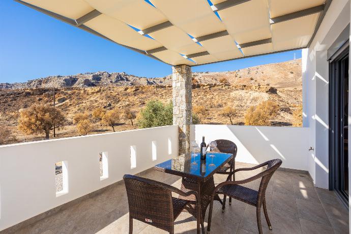Twin bedroom with A/C . - Villa Livis 1 . (Photo Gallery) }}