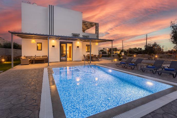 Night view . - Villa Livis 1 . (Photo Gallery) }}