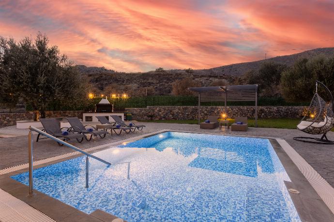 Night view . - Villa Livis 1 . (Photo Gallery) }}