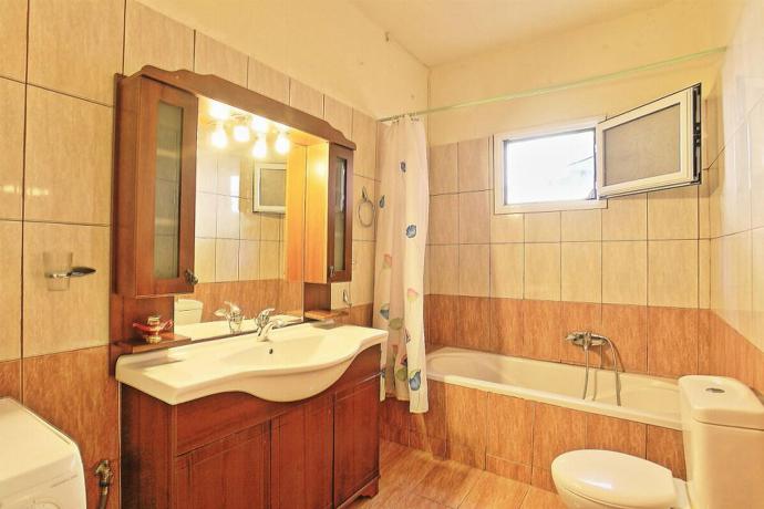 Family bathroom with shower and WC . - Villa Theodora . (Photo Gallery) }}