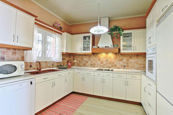 Equipped kitchen . - Villa Theodora . (Photo Gallery) }}
