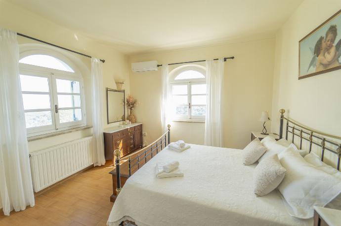 Double bedroom with en suite bathroom, A/C . - Villa Emily . (Fotogalerie) }}