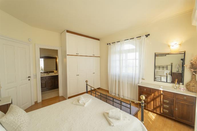 Double bedroom with en suite bathroom, A/C . - Villa Emily . (Fotogalerie) }}